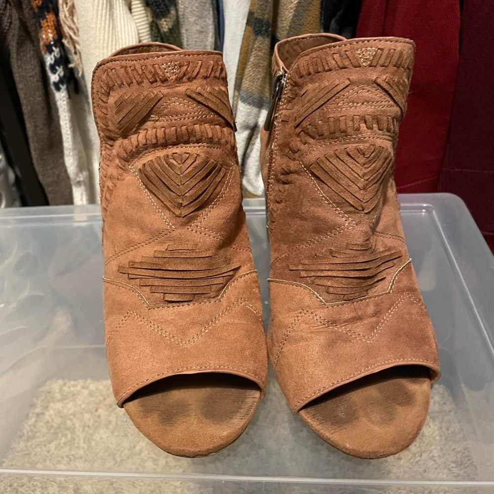 Women’s chunky heel peep toe bootie camel size 9